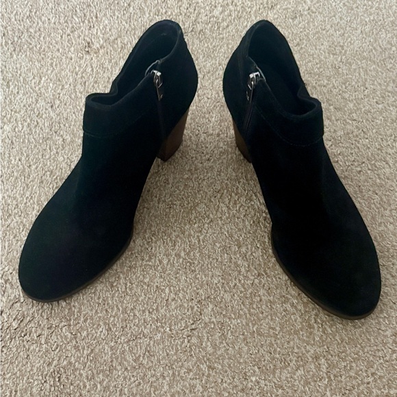 Koolaburra by UGG Ortholite Amalea Black Suede Heeled Ankle Booties - Picture 3 of 9